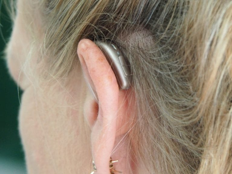 Alat Bantu Dengar Modern AQM Hearing