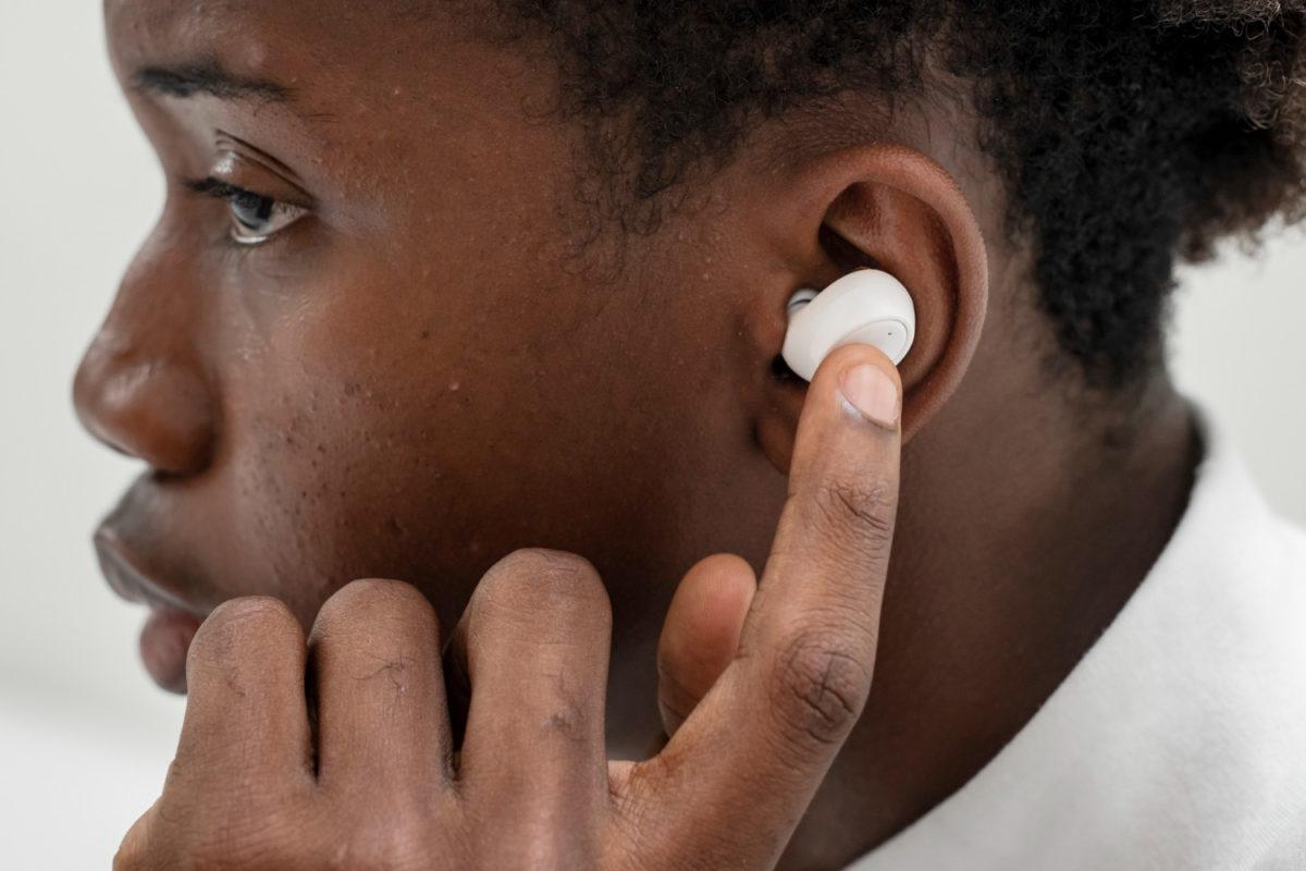 cara memperbaiki alat bantu dengar yang rusak