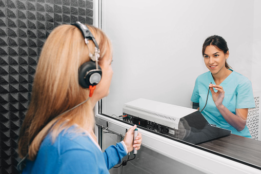 Tanda Anda Membutuhkan Tes Pendengaran