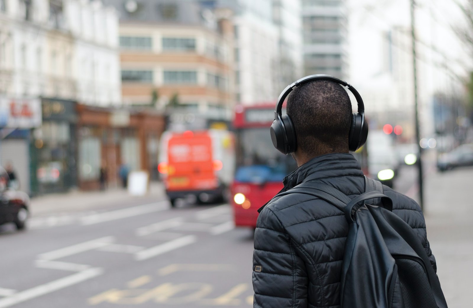 Bahaya Sering Mendengarkan Musik Terlalu Keras