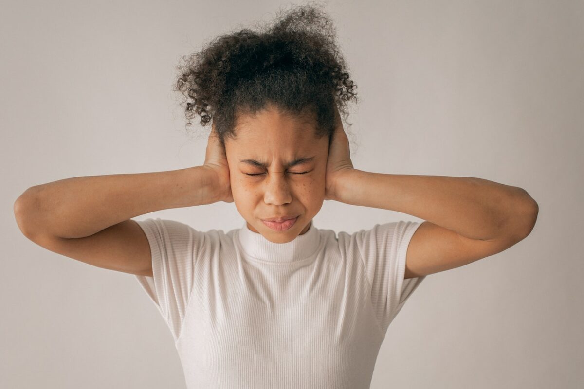 Menderita Tinnitus Apakah Juga Berarti Menderita Gangguan Pendengaran?