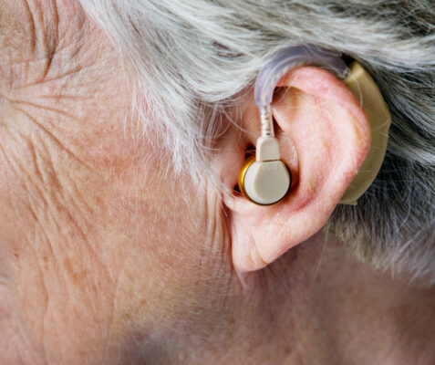 alat bantu dengar yang bagus untuk lansia